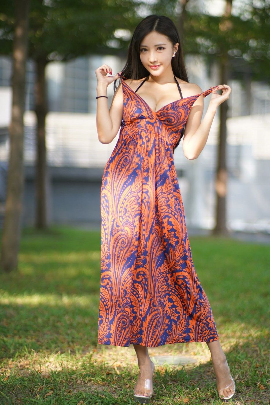 台湾美女腿模趙芸Loveyun台中美术馆优雅长裙丰满美胸外拍