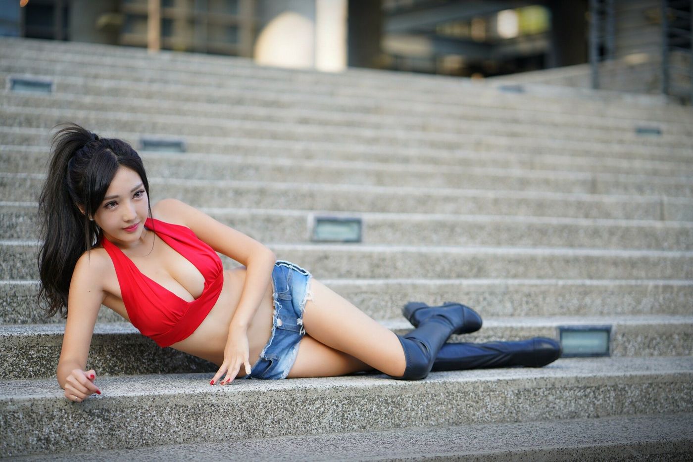 台湾美女嫩模赵芸台中美术馆红色开胸牛仔长靴街拍写真