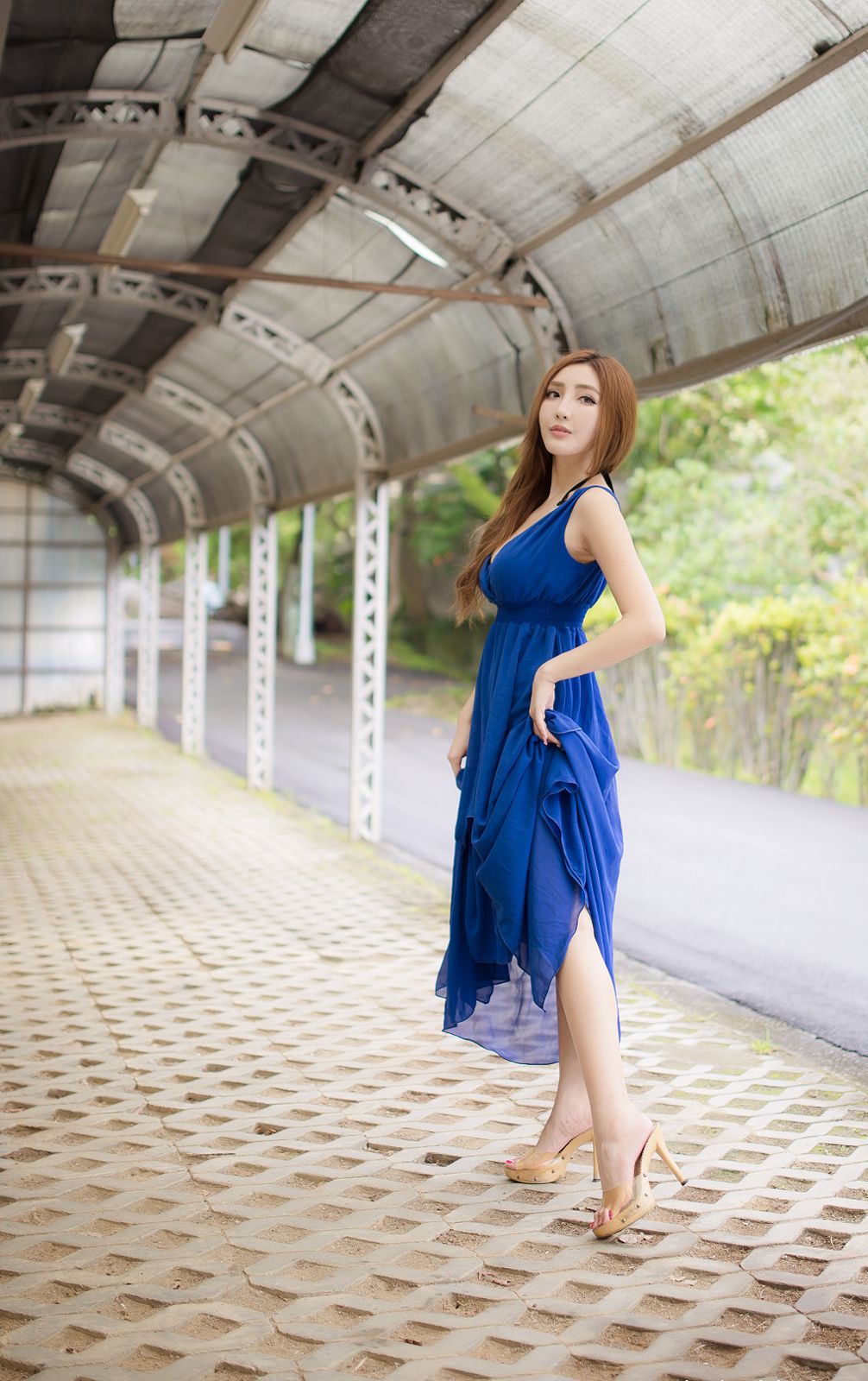 台湾美女腿模趙芸Loveyun蓝色长裙白皙美胸户外唯美写真