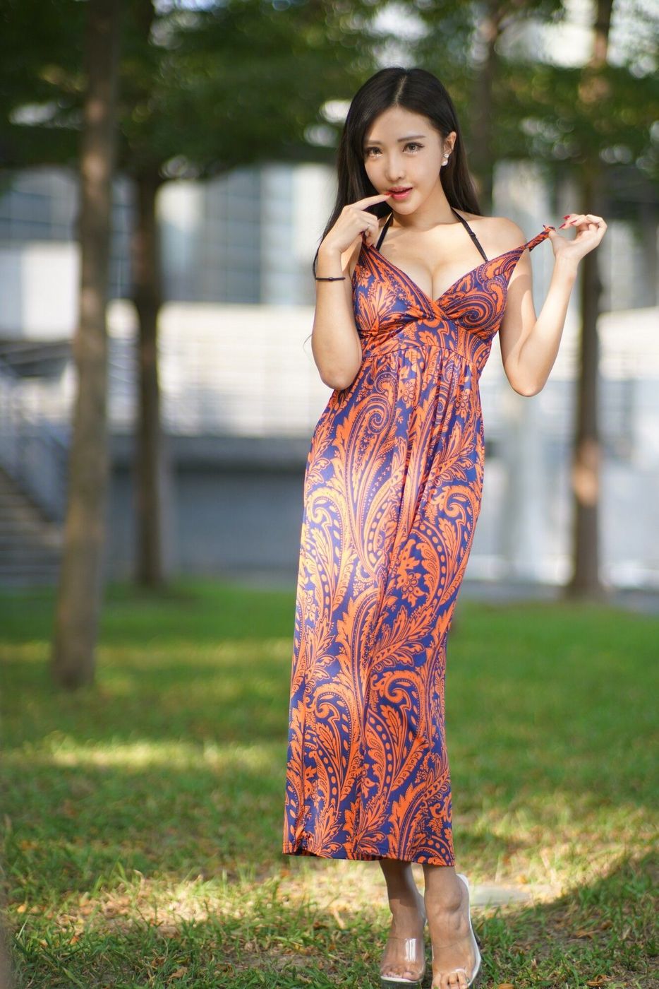 台湾美女腿模趙芸Loveyun台中美术馆优雅长裙丰满美胸外拍