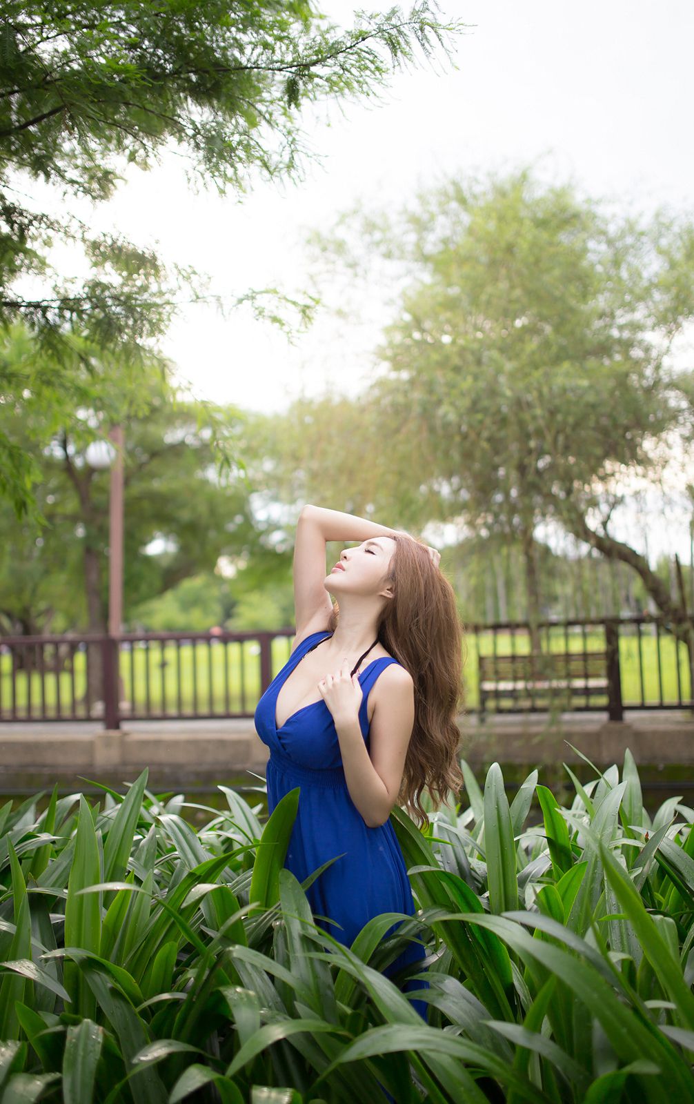 台湾美女腿模趙芸Loveyun蓝色长裙白皙美胸户外唯美写真