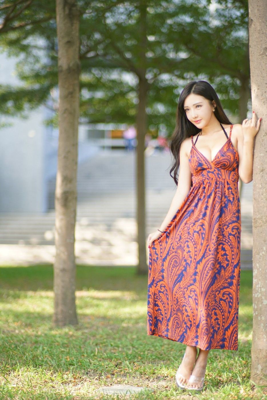 台湾美女腿模趙芸Loveyun台中美术馆优雅长裙丰满美胸外拍