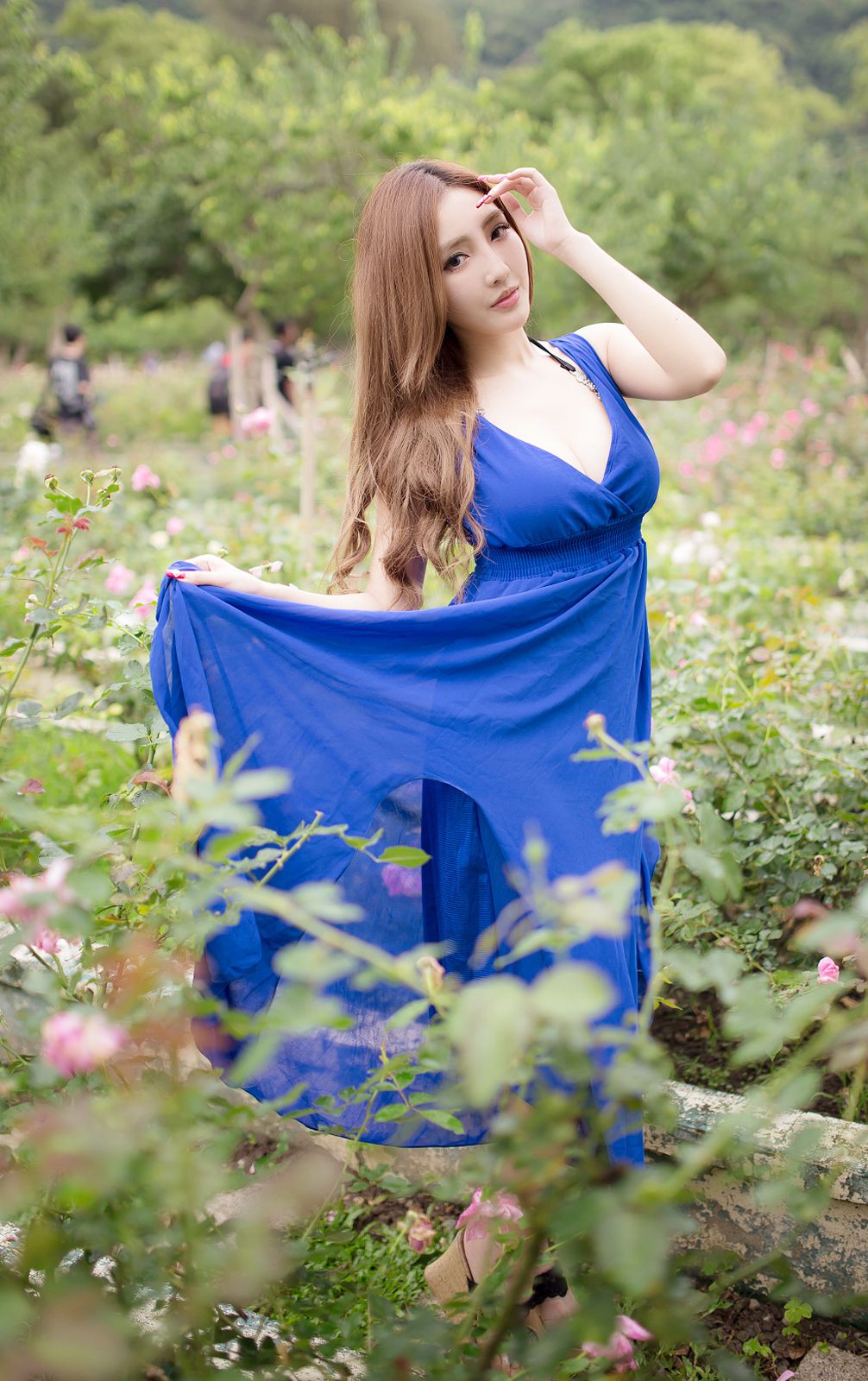 台湾美女腿模趙芸Loveyun蓝色长裙白皙美胸户外唯美写真