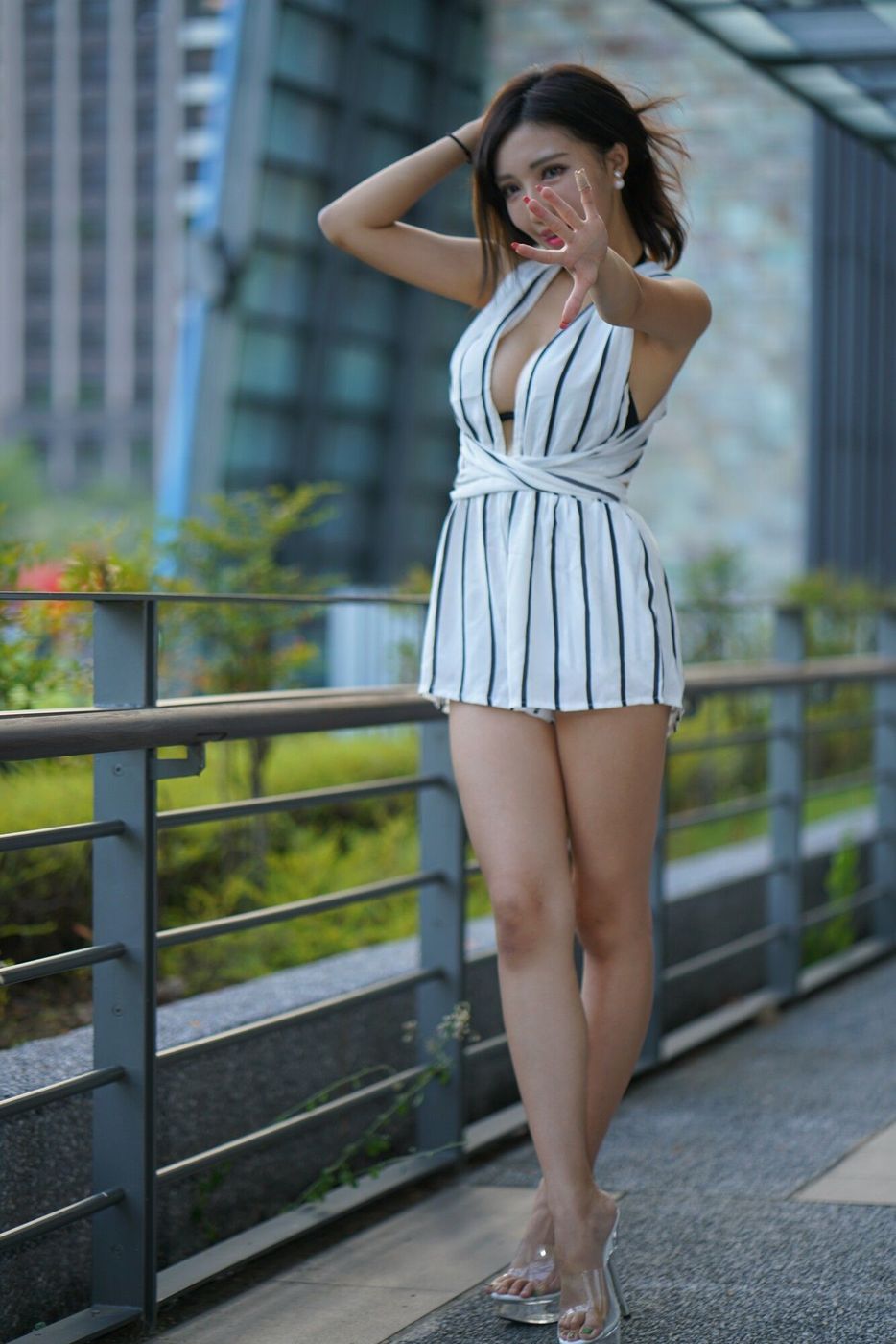 台湾美女嫩模赵芸台中美术馆白底黑条连衣短裙街拍第二套写真