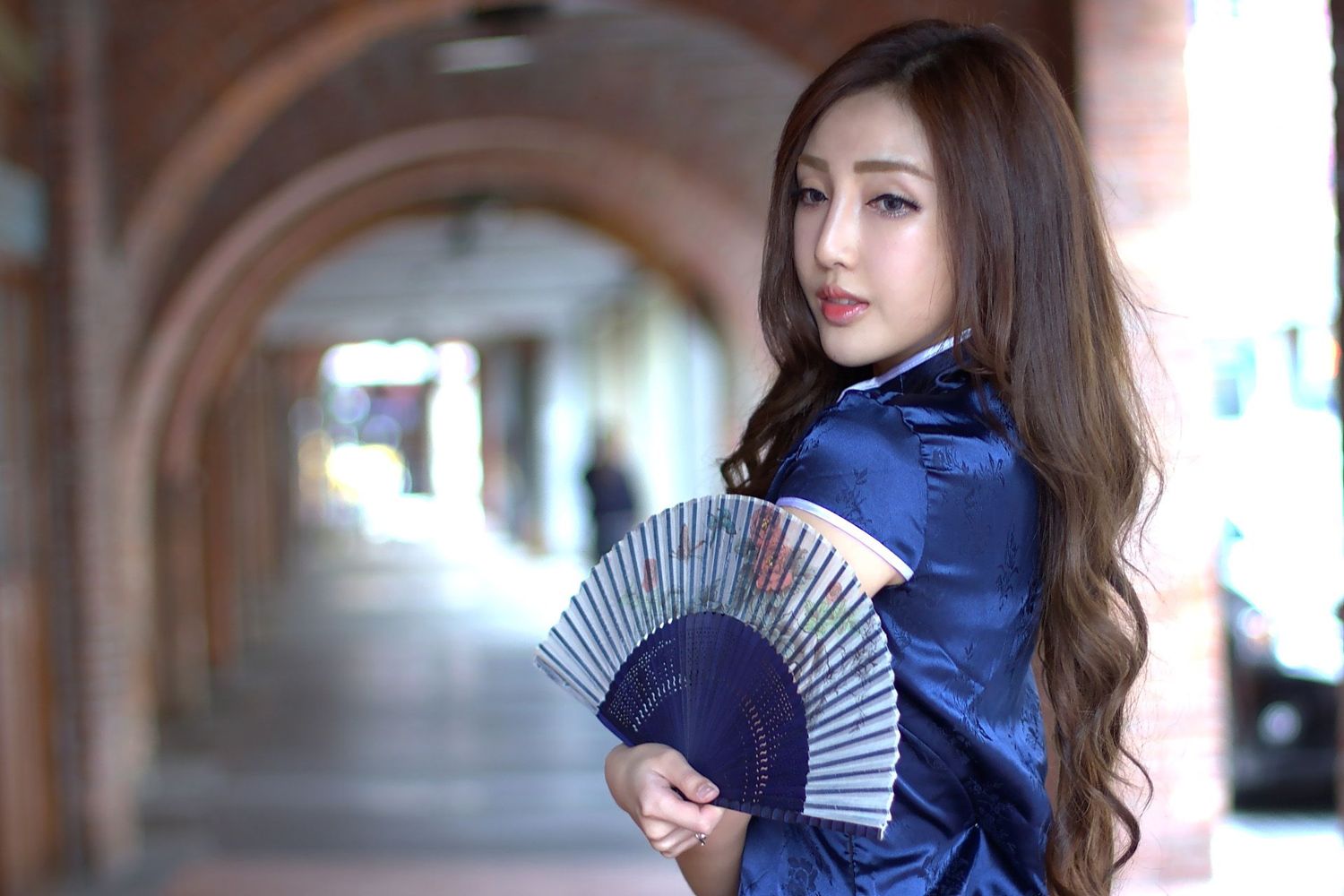 台湾美腿女神赵芸Loveyun短款旗袍黑吊带配衬衫户外妩媚写真