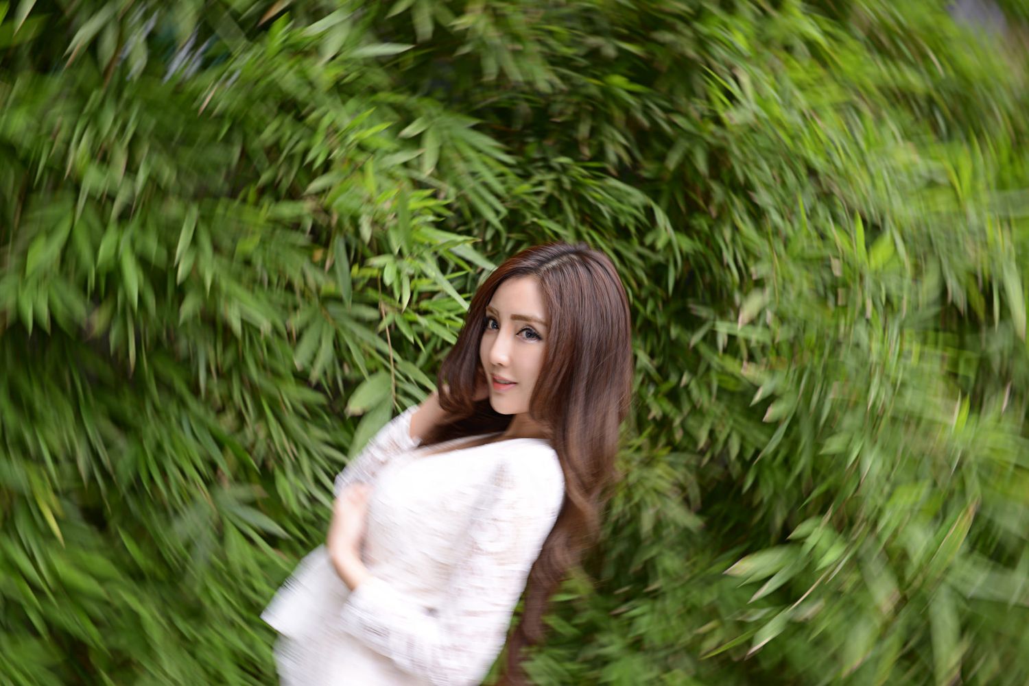 台湾美腿女神赵芸Loveyun短款旗袍黑吊带配衬衫户外妩媚写真