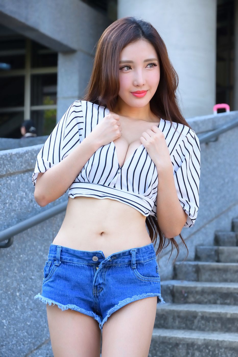 台湾性感女神赵芸Loveyun极品身材内衣诱惑修长美腿街拍