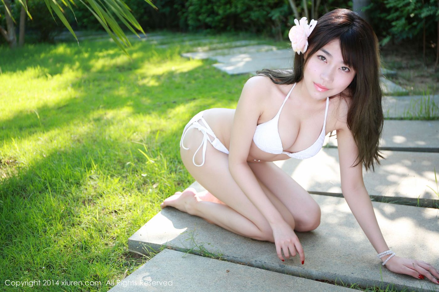 宅男女神许诺Sabrina爆乳比基尼内衣诱惑三亚旅拍第二套图