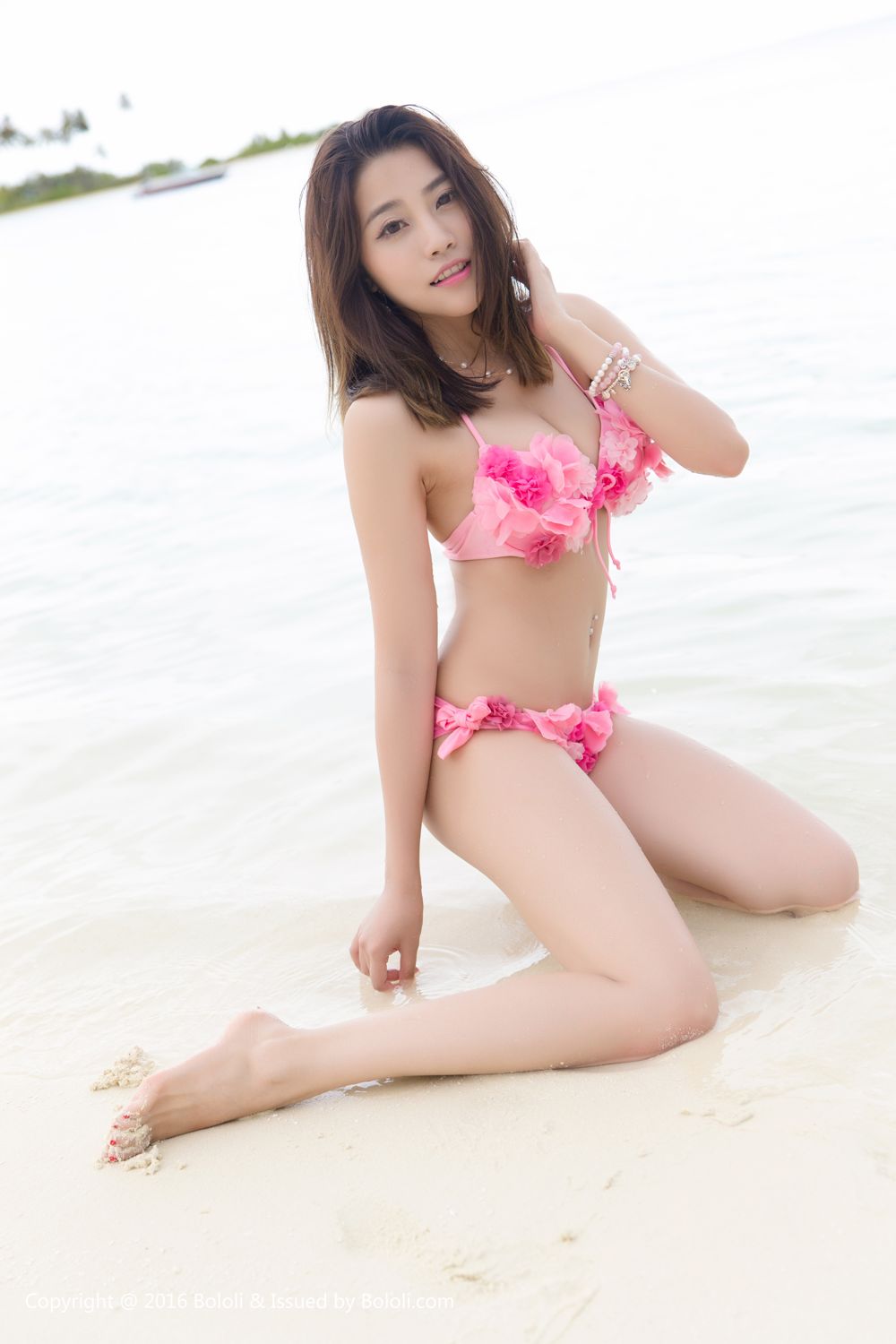 沙滩美女许诺Sabrina比基尼白衬衫爆乳诱惑写真 BOL.106