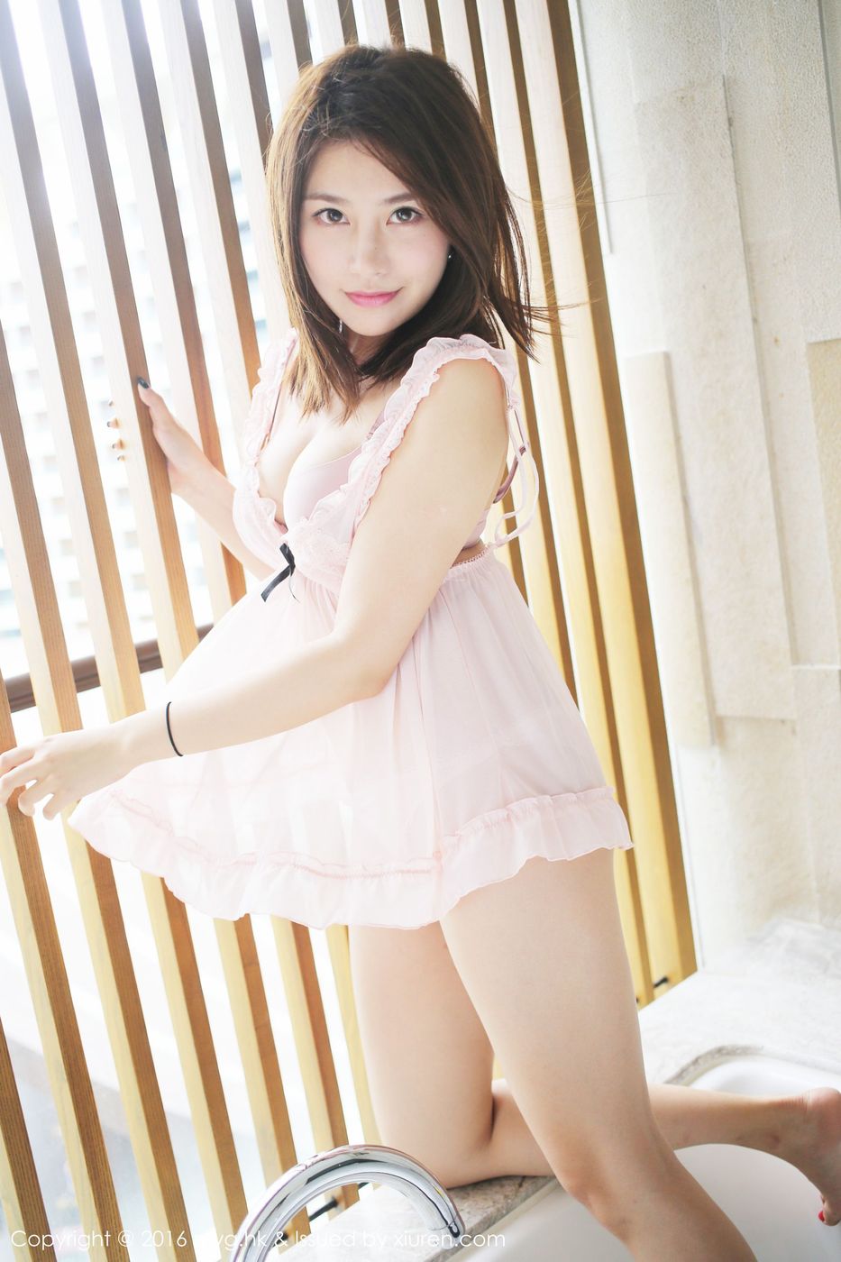 美女模特许诺Sabrina性感睡衣浴巾裹胸三亚旅拍 Vol.228