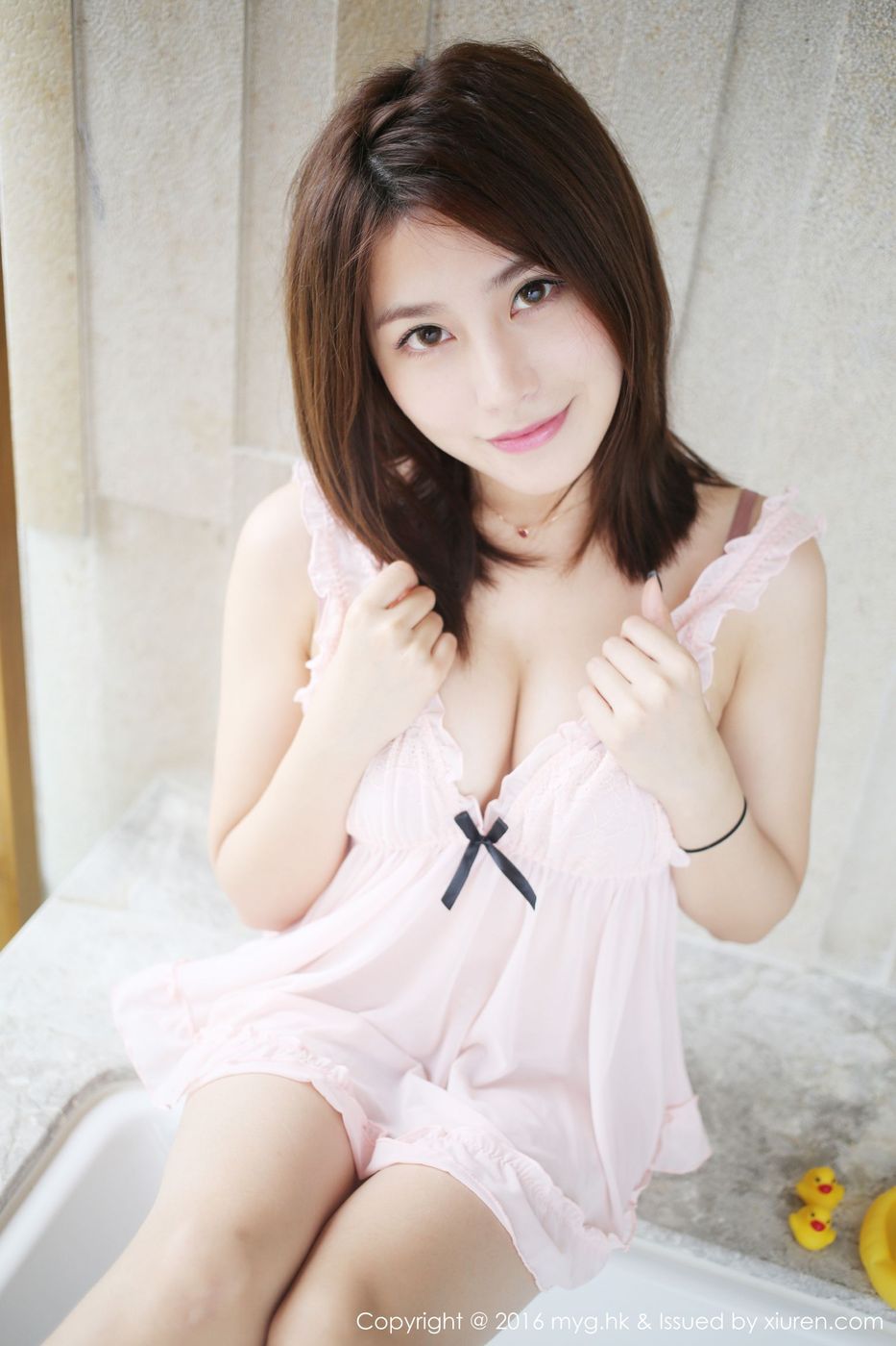 美女模特许诺Sabrina性感睡衣浴巾裹胸三亚旅拍 Vol.228