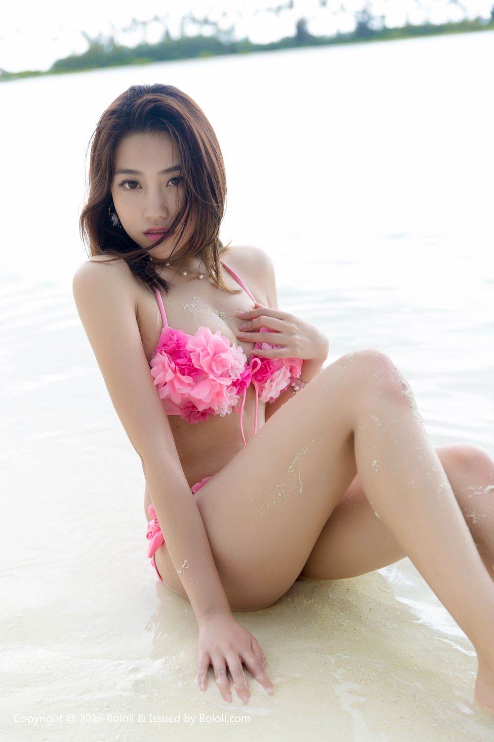 沙滩美女许诺Sabrina比基尼白衬衫爆乳诱惑写真 BOL.106