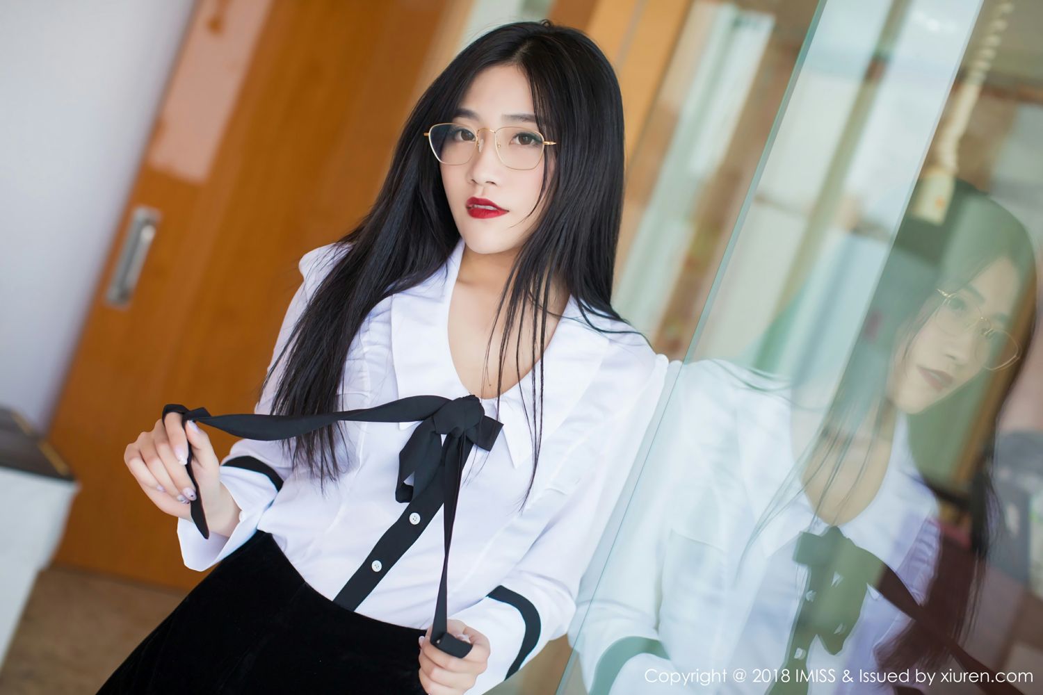 性感女神许诺Sabrina职场OL黑丝美腿加紧身皮裤日本旅拍 Vol.239