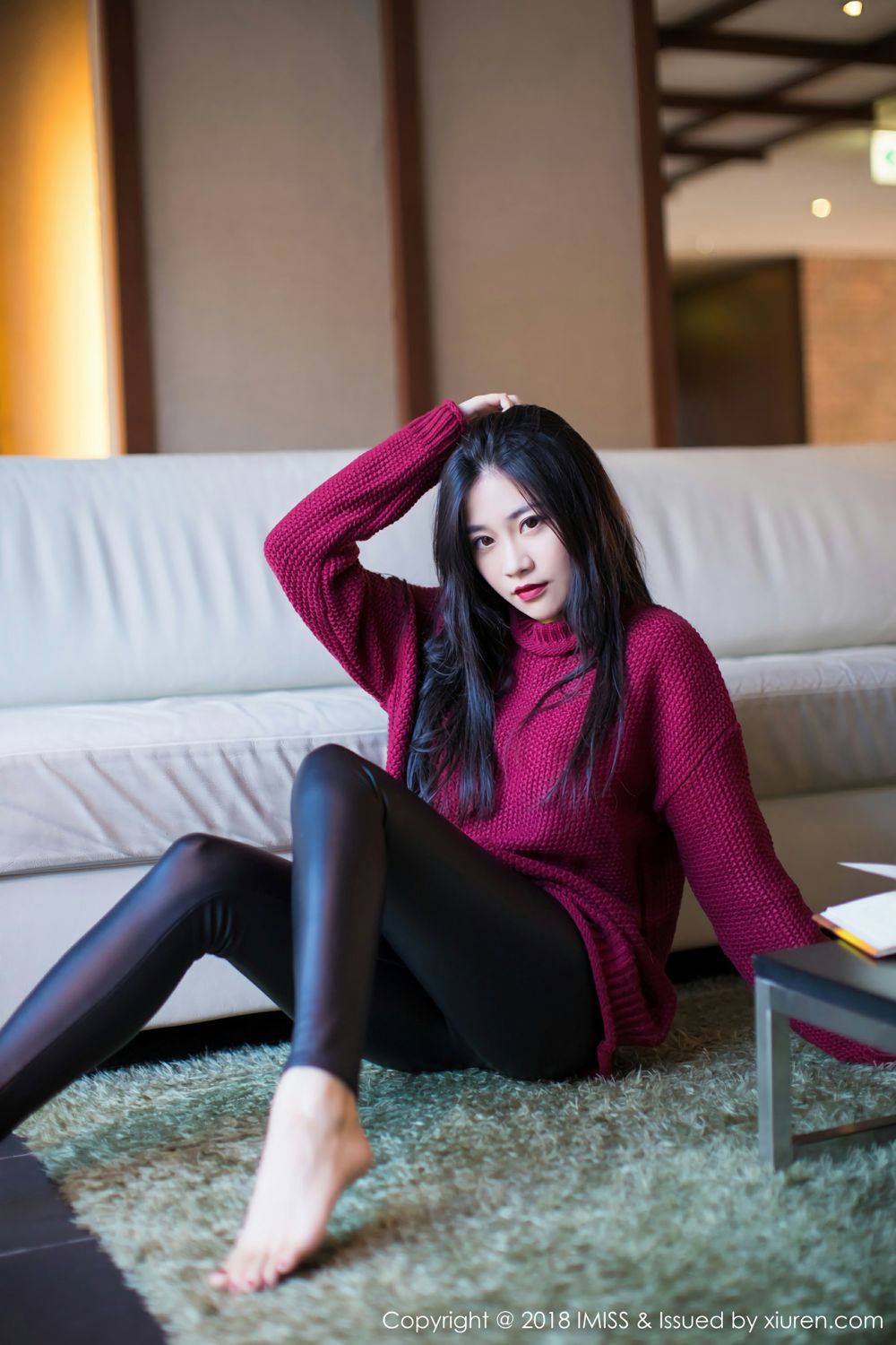 性感女神许诺Sabrina职场OL黑丝美腿加紧身皮裤日本旅拍 Vol.239