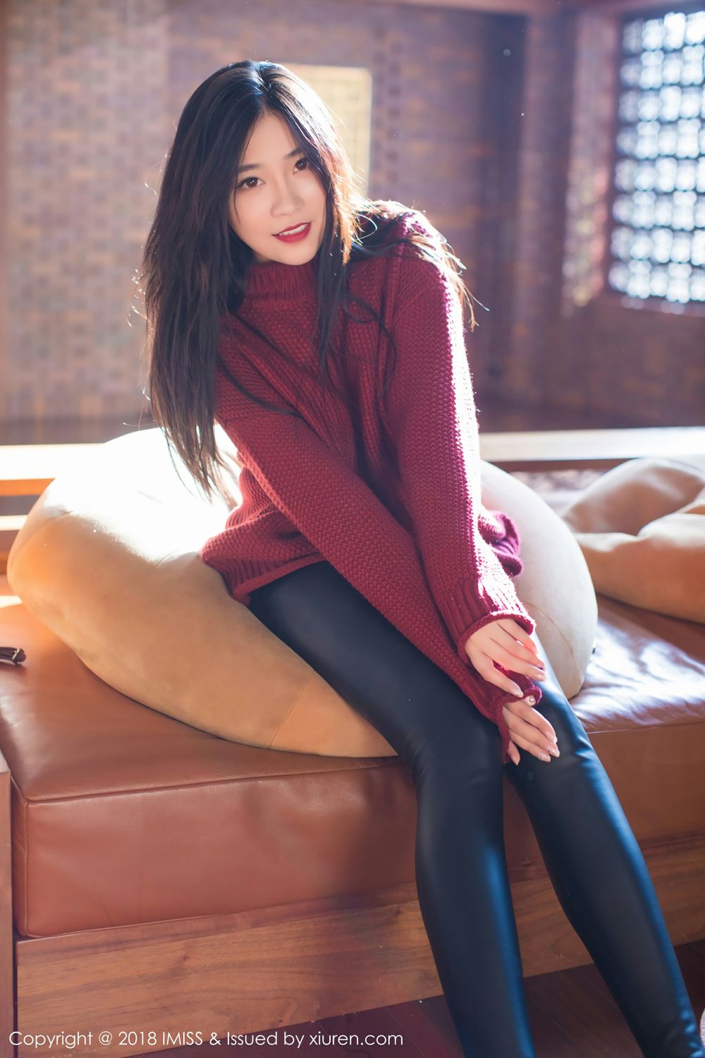 性感女神许诺Sabrina职场OL黑丝美腿加紧身皮裤日本旅拍 Vol.239