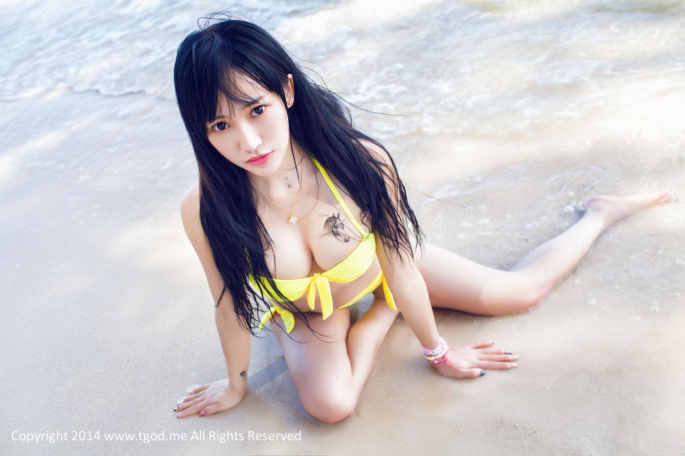 性感美女模特杨上萱XOXO沙滩比基尼波涛胸涌沙巴旅拍