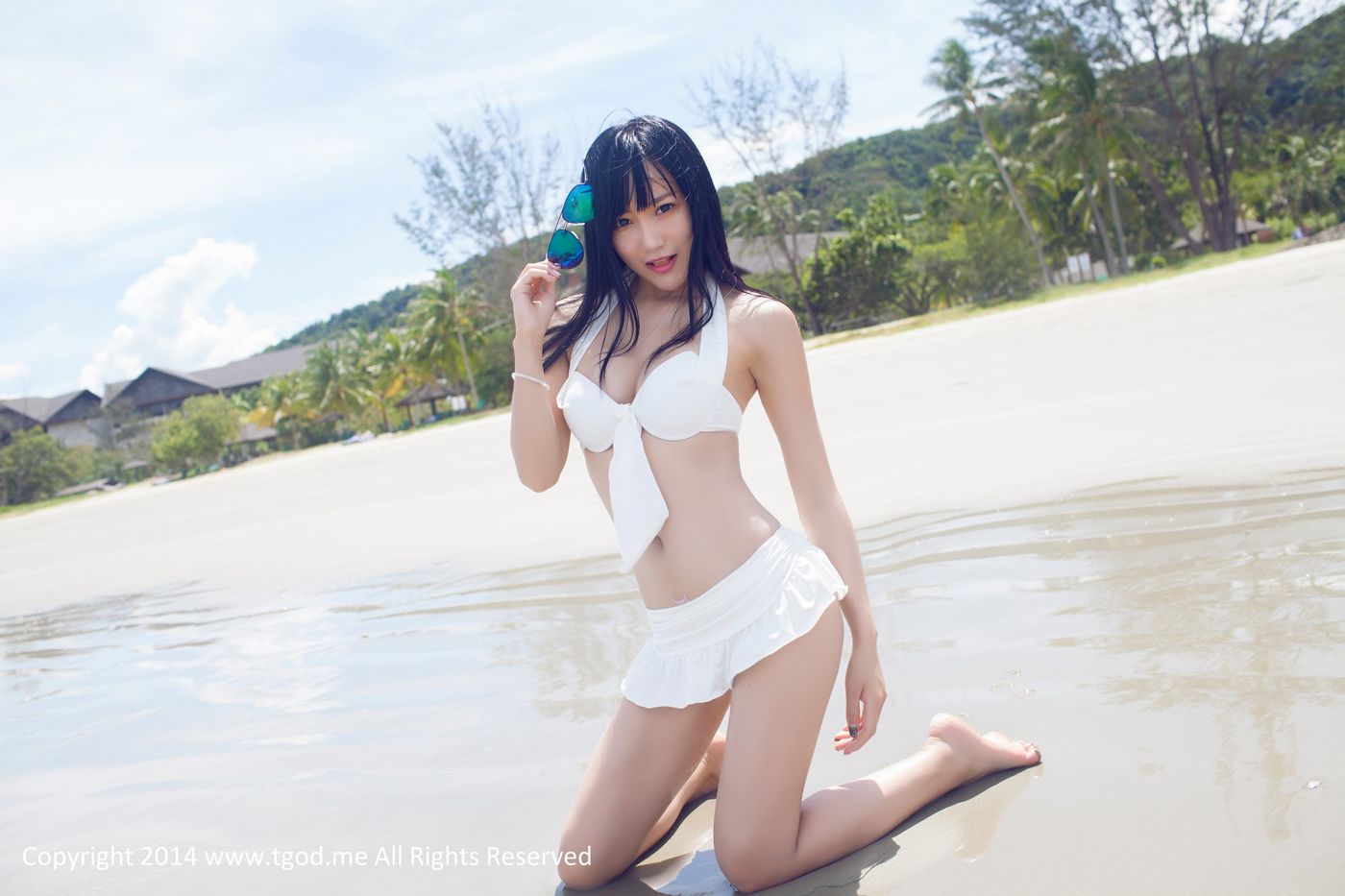 性感女神杨上萱XOXO沙滩比基尼湿身诱惑沙巴旅拍