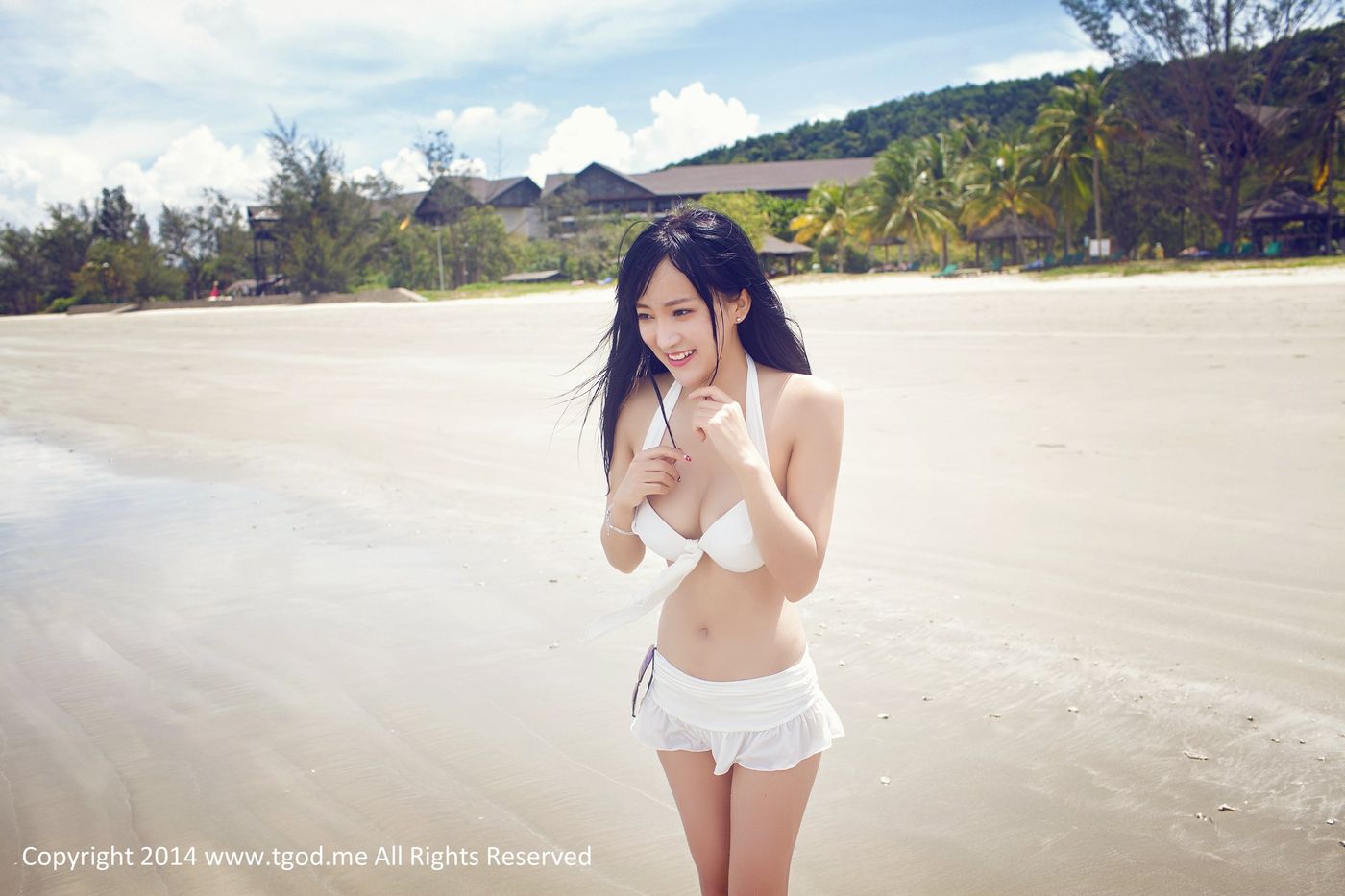 性感女神杨上萱XOXO沙滩比基尼湿身诱惑沙巴旅拍