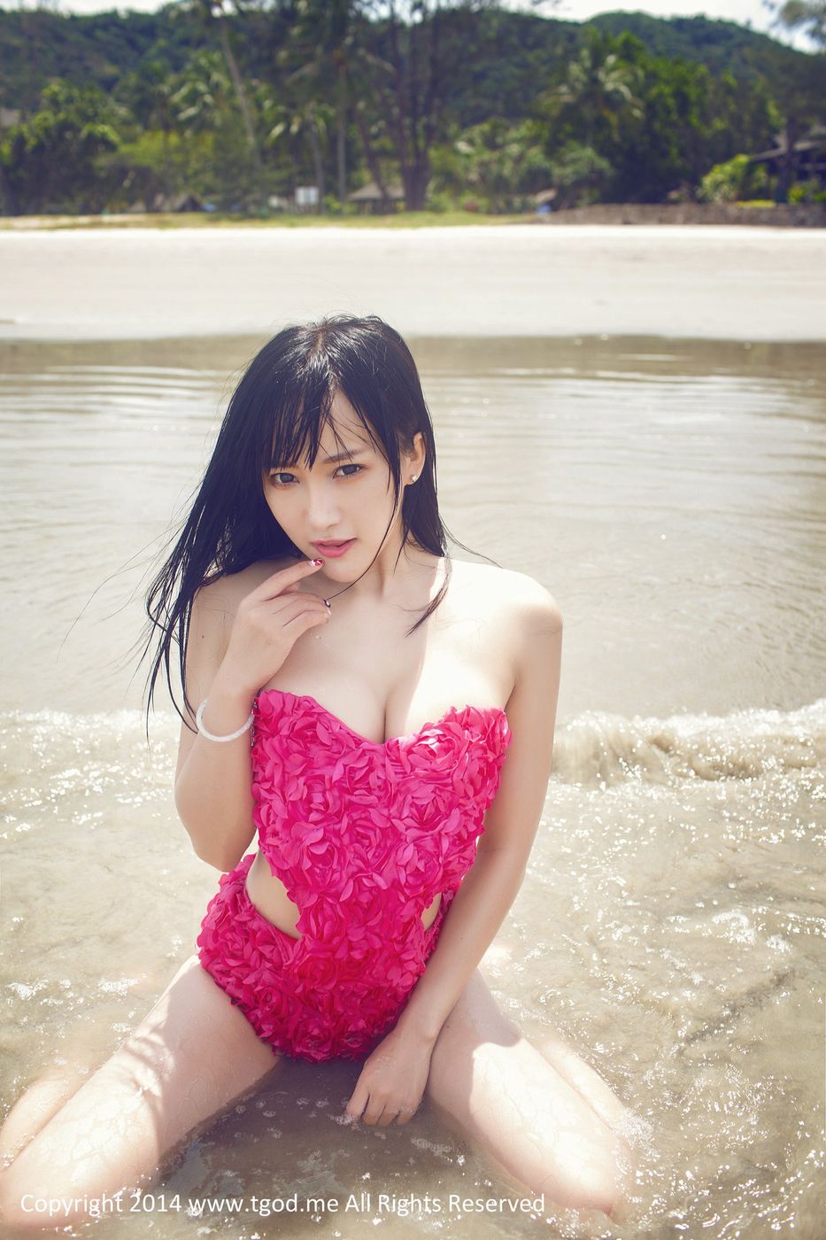 性感女神杨上萱XOXO沙滩比基尼湿身诱惑沙巴旅拍