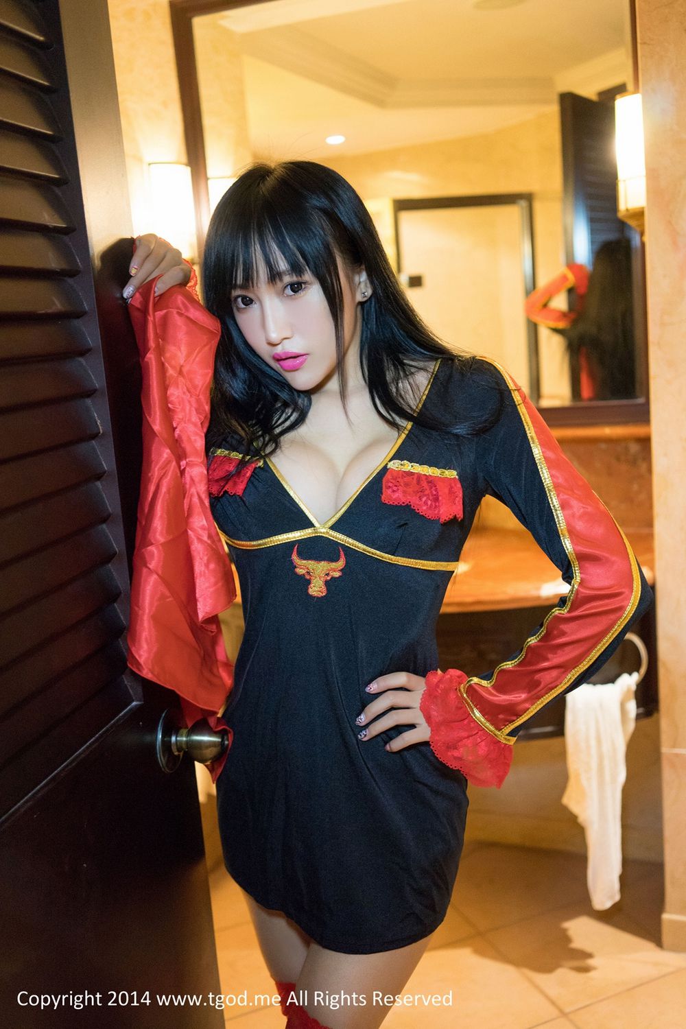 俏皮女神杨上萱XOXO透视装和服蕾丝诱惑沙巴旅拍