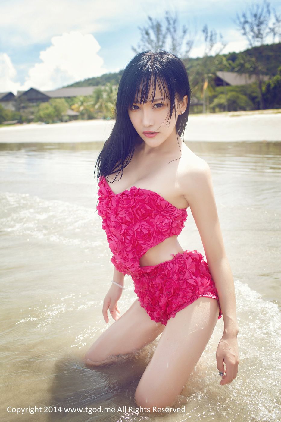 性感女神杨上萱XOXO沙滩比基尼湿身诱惑沙巴旅拍