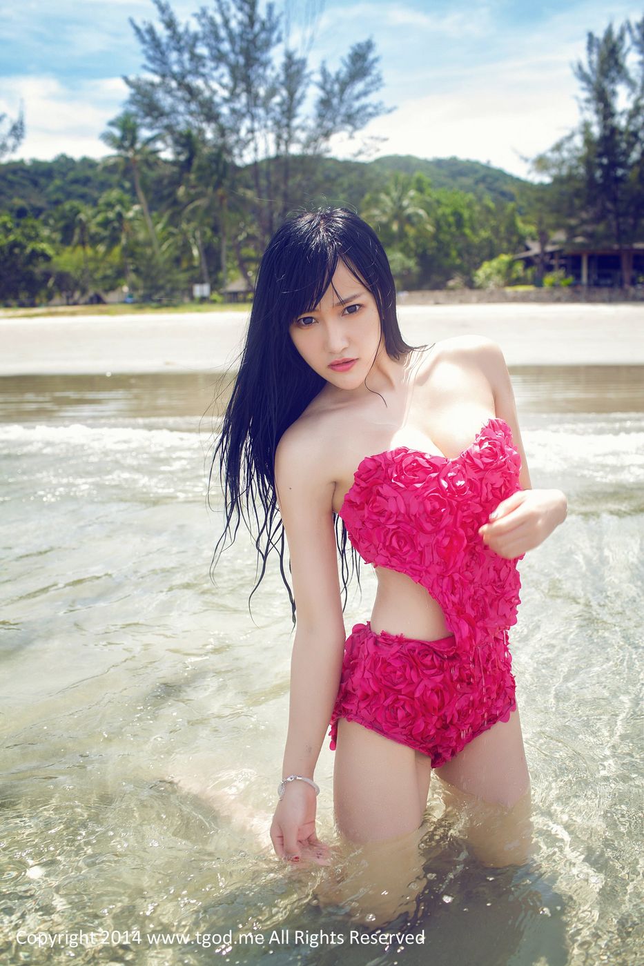 性感女神杨上萱XOXO沙滩比基尼湿身诱惑沙巴旅拍