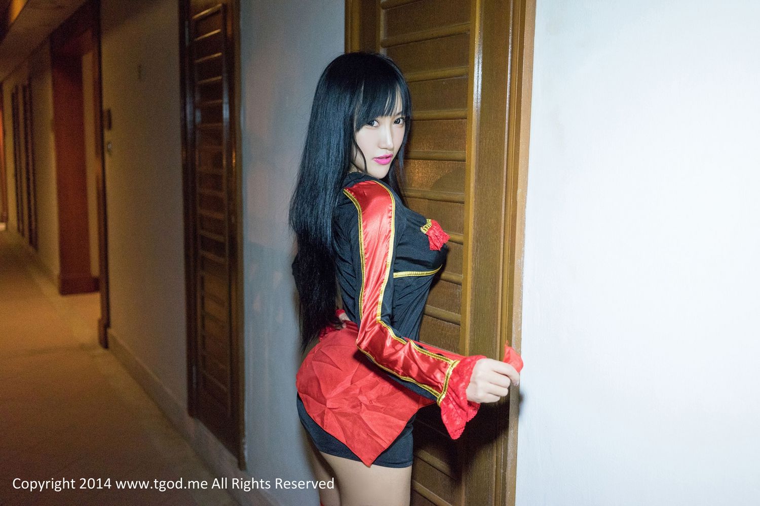 俏皮女神杨上萱XOXO透视装和服蕾丝诱惑沙巴旅拍