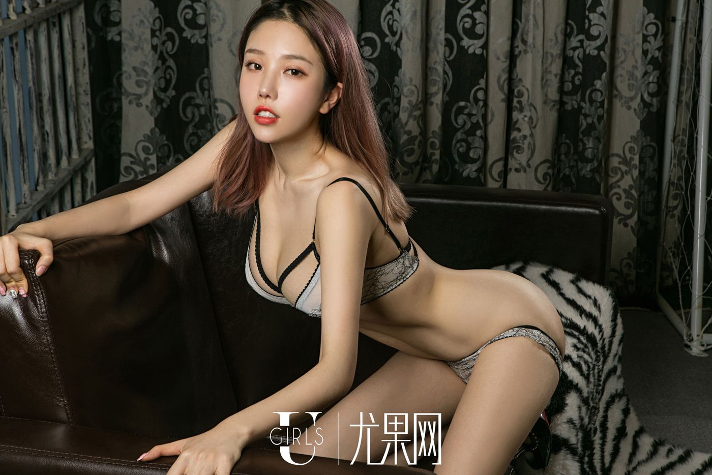 宅男女神妮小妖爆乳美臀演绎SM女王写真 U231