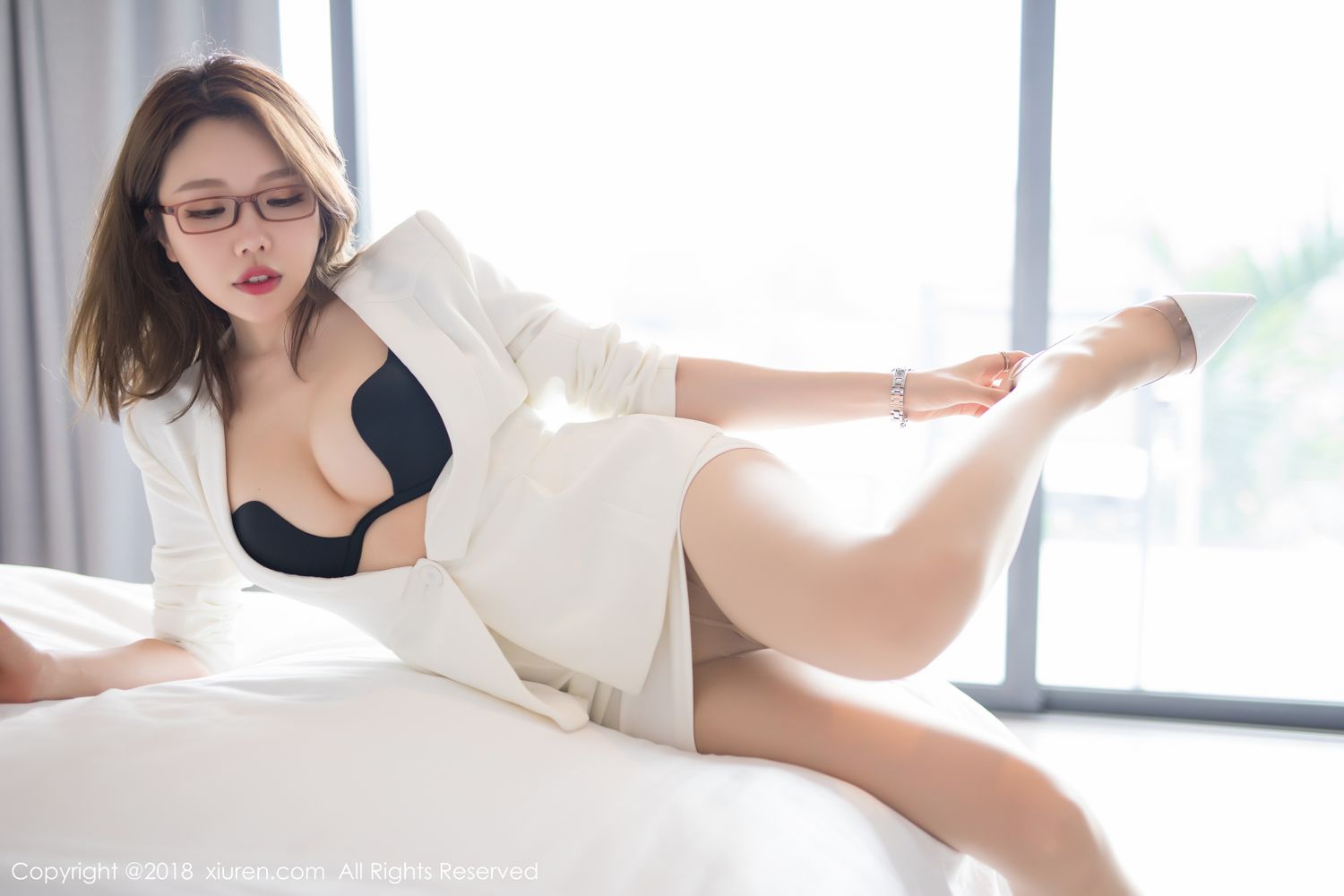 性感女神黄楽然职场OL丝袜美腿白皙爆乳普吉岛旅拍