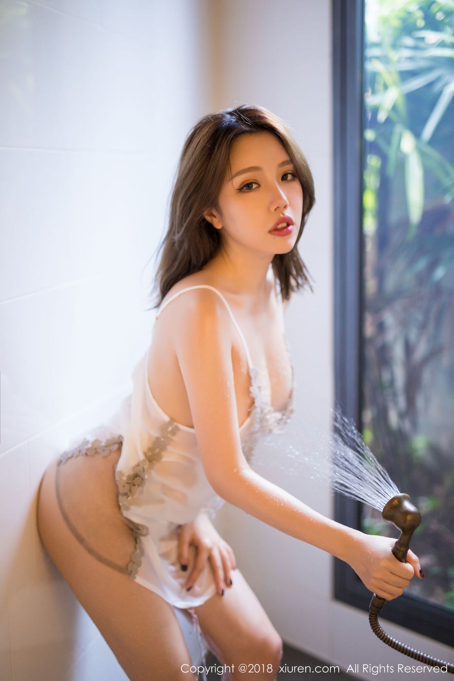 秀人网性感女神黄楽然银色吊裙湿身诱惑普吉岛旅拍