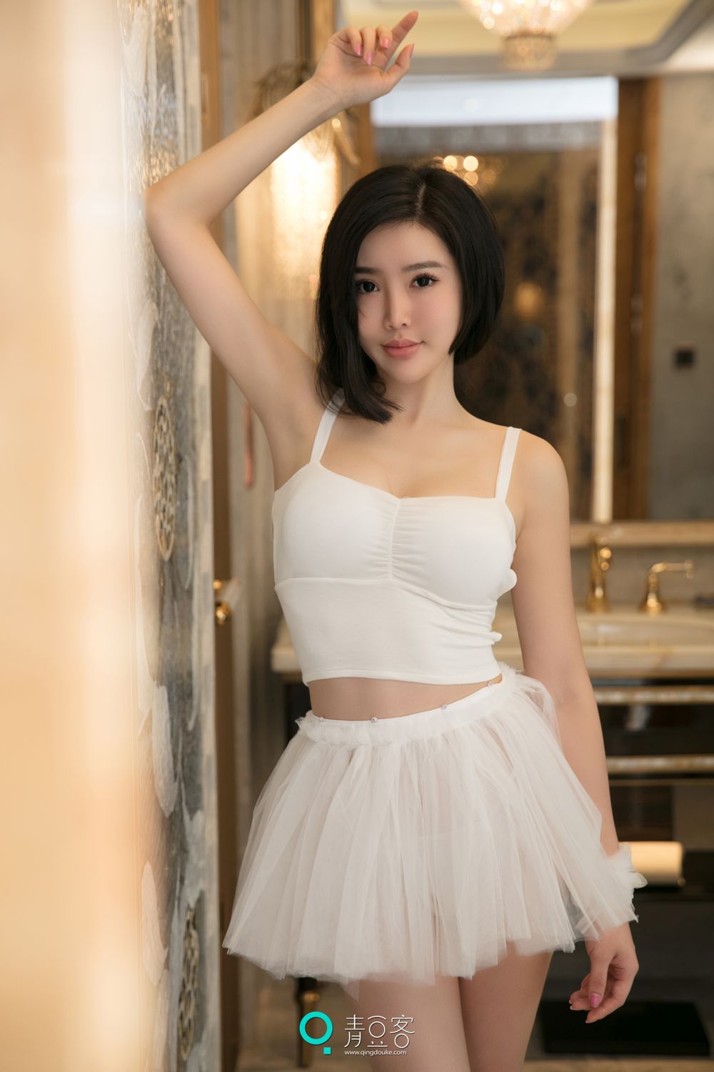 青豆客极品美女御姐何晨曦美胸翘臀演绎优雅女神诱惑