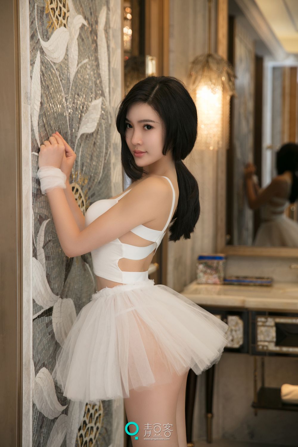 青豆客极品美女御姐何晨曦美胸翘臀演绎优雅女神诱惑