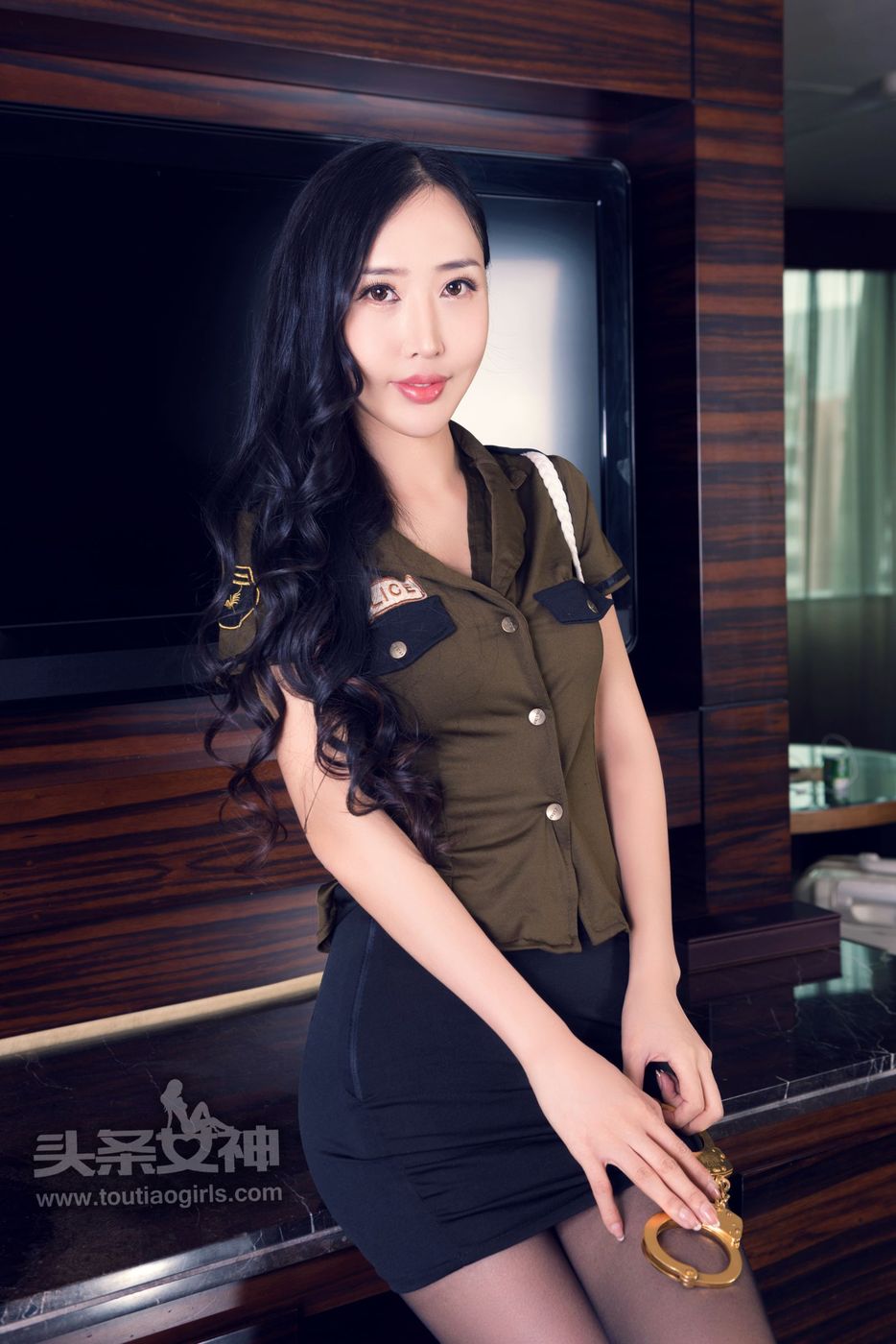 气质美女模特余心曼黑丝美腿超短裙制服诱惑御姐写真