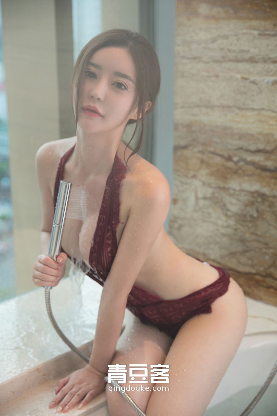性感女神佟蔓baby开胸比基尼湿身诱惑大尺度写真