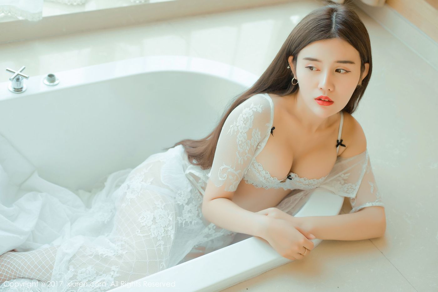 新晋嫩模兔子NINA蕾丝吊带袜湿身诱惑妩媚写真 NO.813