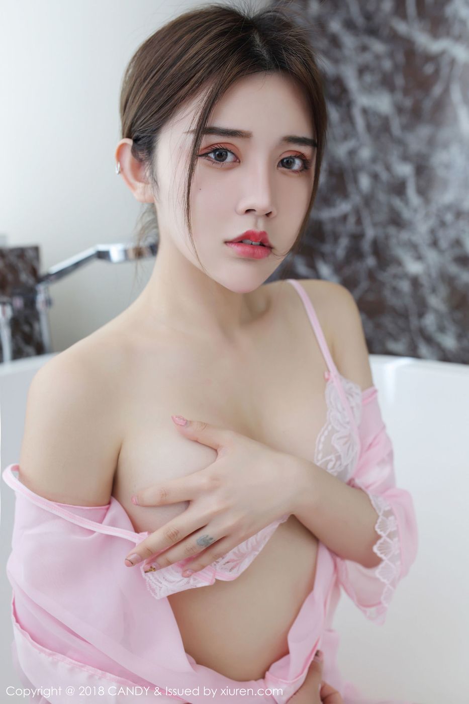 性感美女Cris_卓娅祺职场OL粉色睡衣丝袜魅惑写真 Vol.058