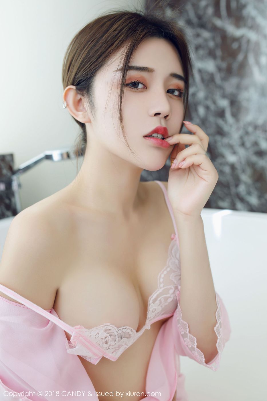 性感美女Cris_卓娅祺职场OL粉色睡衣丝袜魅惑写真 Vol.058