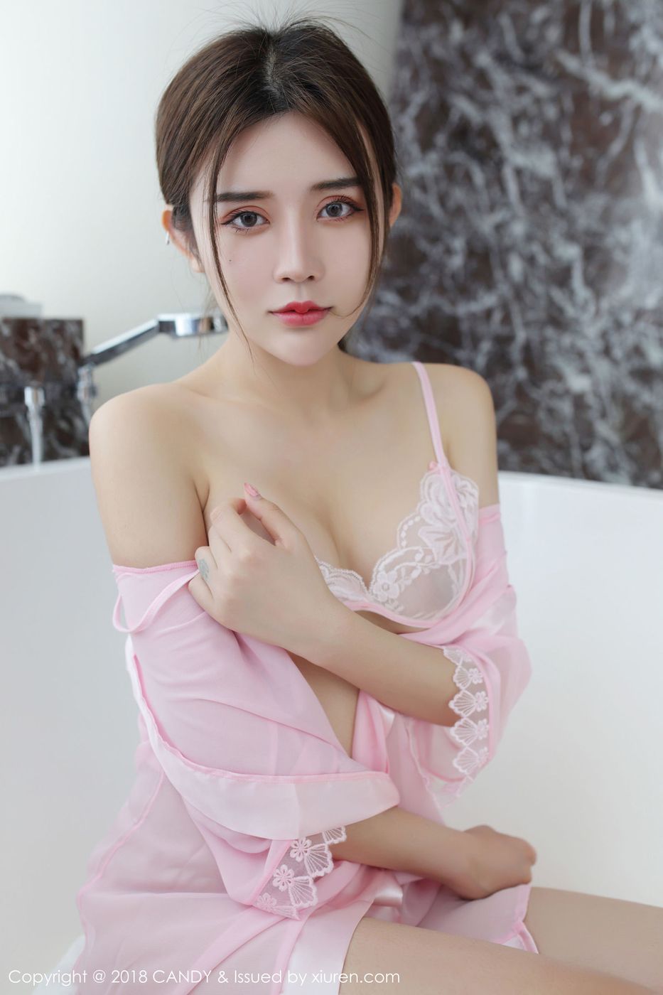 性感美女Cris_卓娅祺职场OL粉色睡衣丝袜魅惑写真 Vol.058
