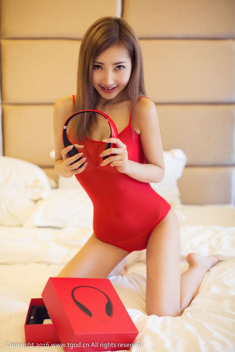 性感女神尤美Yumi透视装水手服黑丝美腿诱惑写真