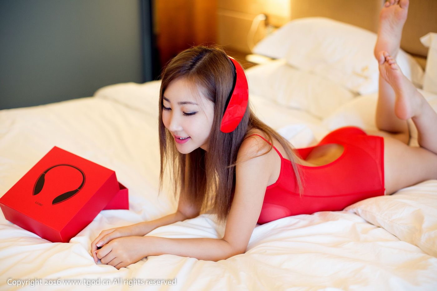 性感女神尤美Yumi透视装水手服黑丝美腿诱惑写真