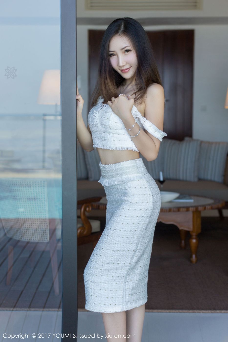 性感女神Yumi尤美蕾丝镂空长裙美腿翘臀马尔代夫旅拍 Vol.100