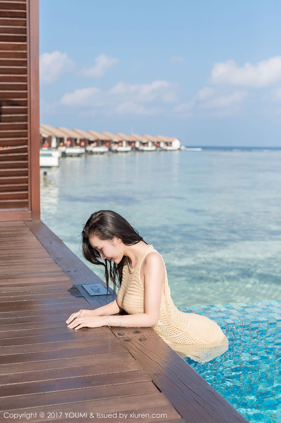 性感女神Yumi尤美蕾丝镂空长裙美腿翘臀马尔代夫旅拍 Vol.100