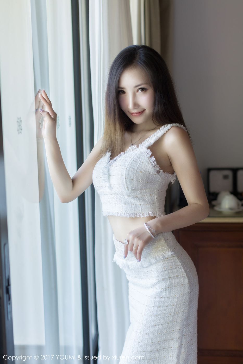 性感女神Yumi尤美蕾丝镂空长裙美腿翘臀马尔代夫旅拍 Vol.100