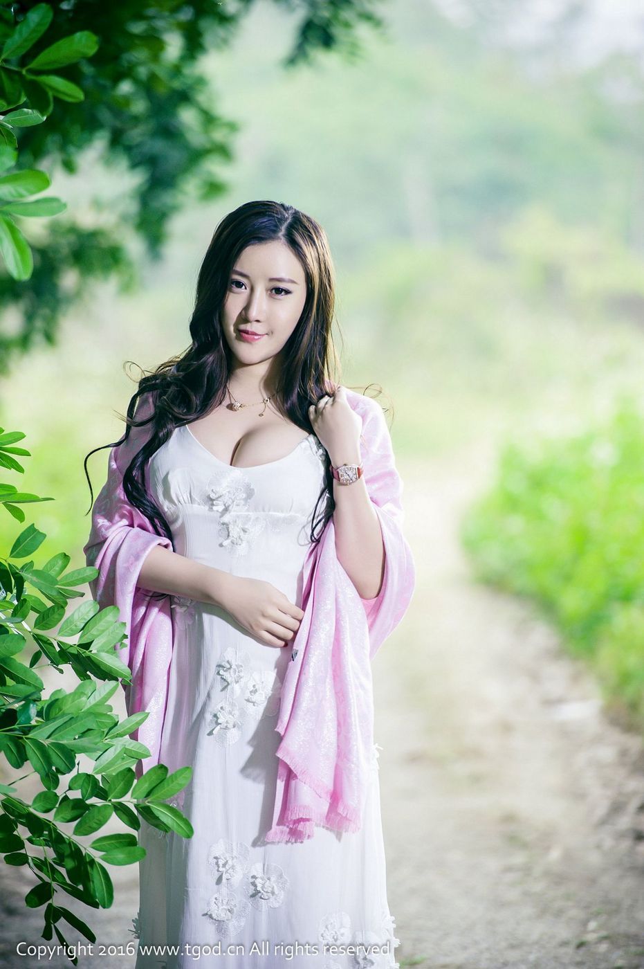 美女模特王婉悠Queen之户外丛林黑丝美腿系列写真