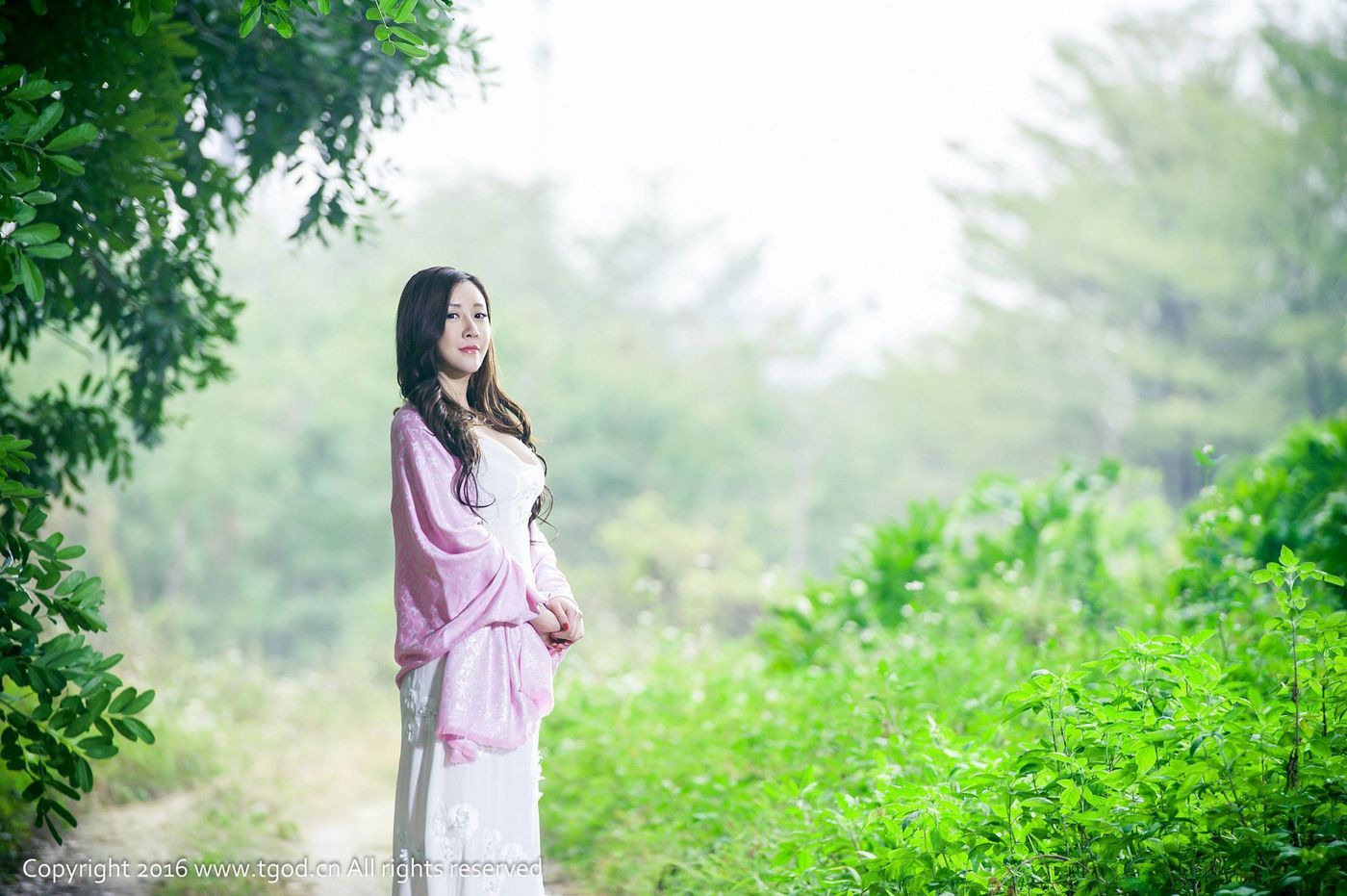 美女模特王婉悠Queen之户外丛林黑丝美腿系列写真