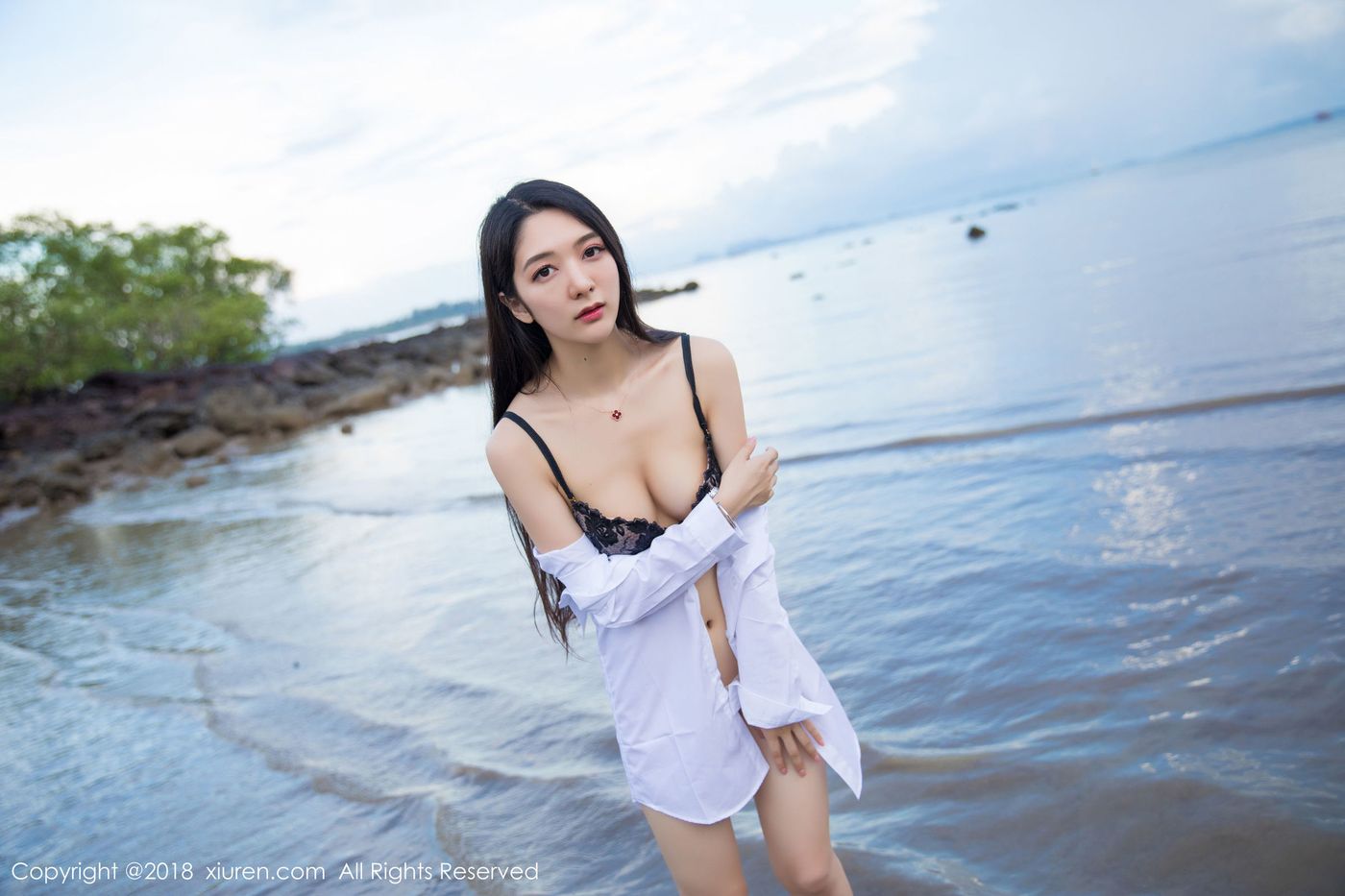 性感女神Angela小热巴白衬衫蕾丝内衣诱惑甲米旅拍