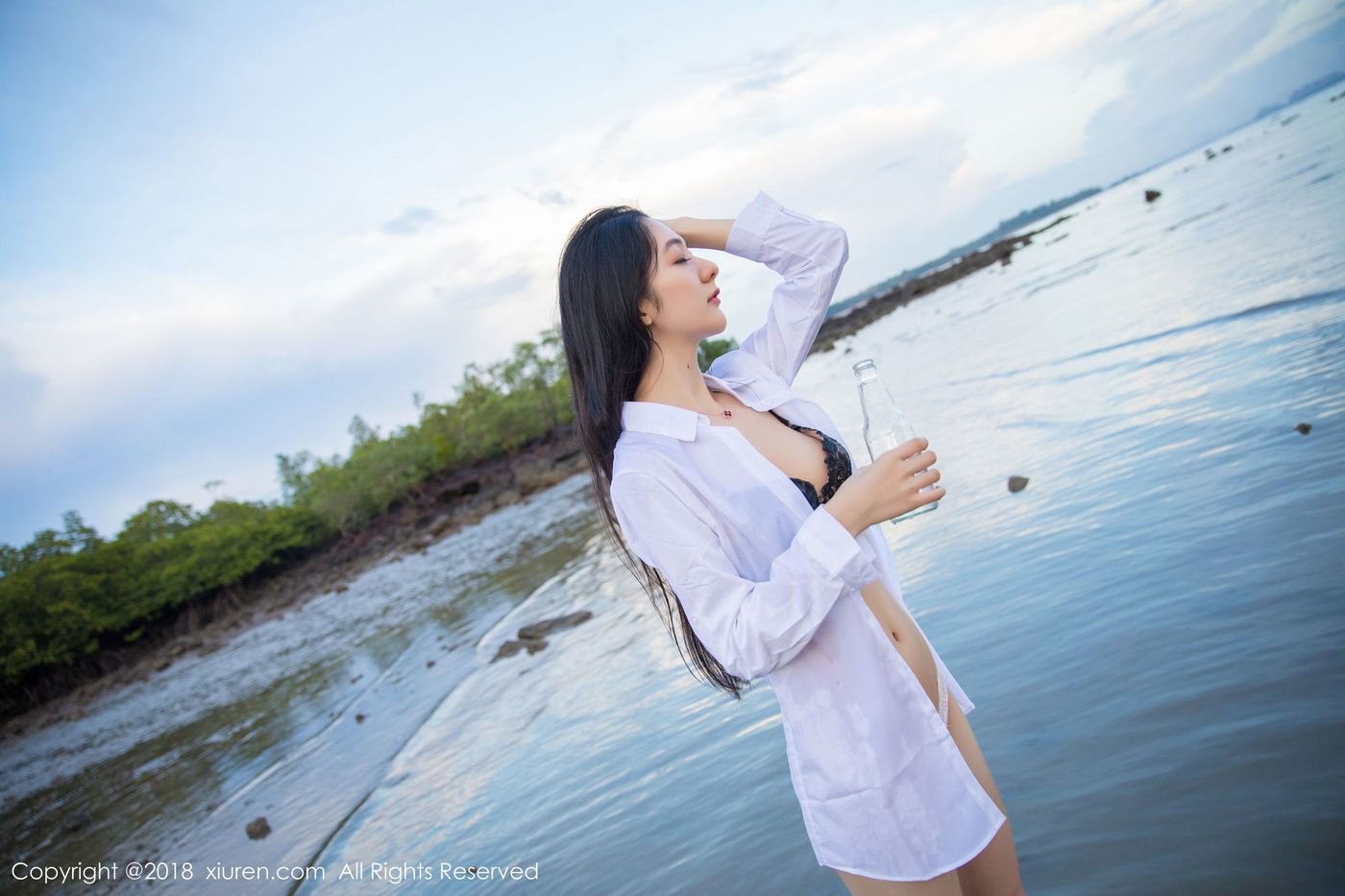 性感女神Angela小热巴白衬衫蕾丝内衣诱惑甲米旅拍