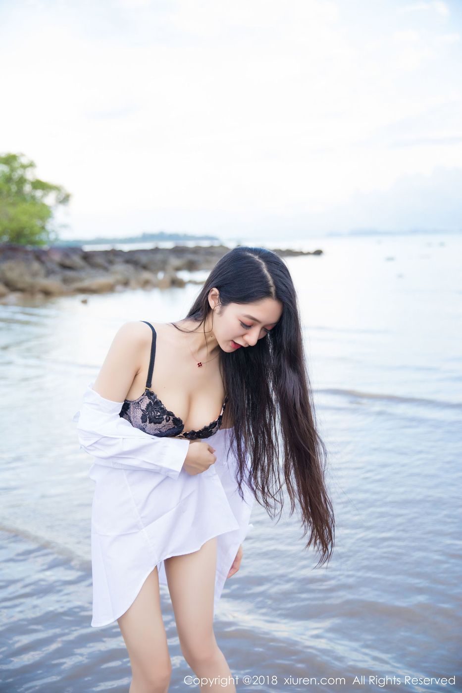 性感女神Angela小热巴白衬衫蕾丝内衣诱惑甲米旅拍