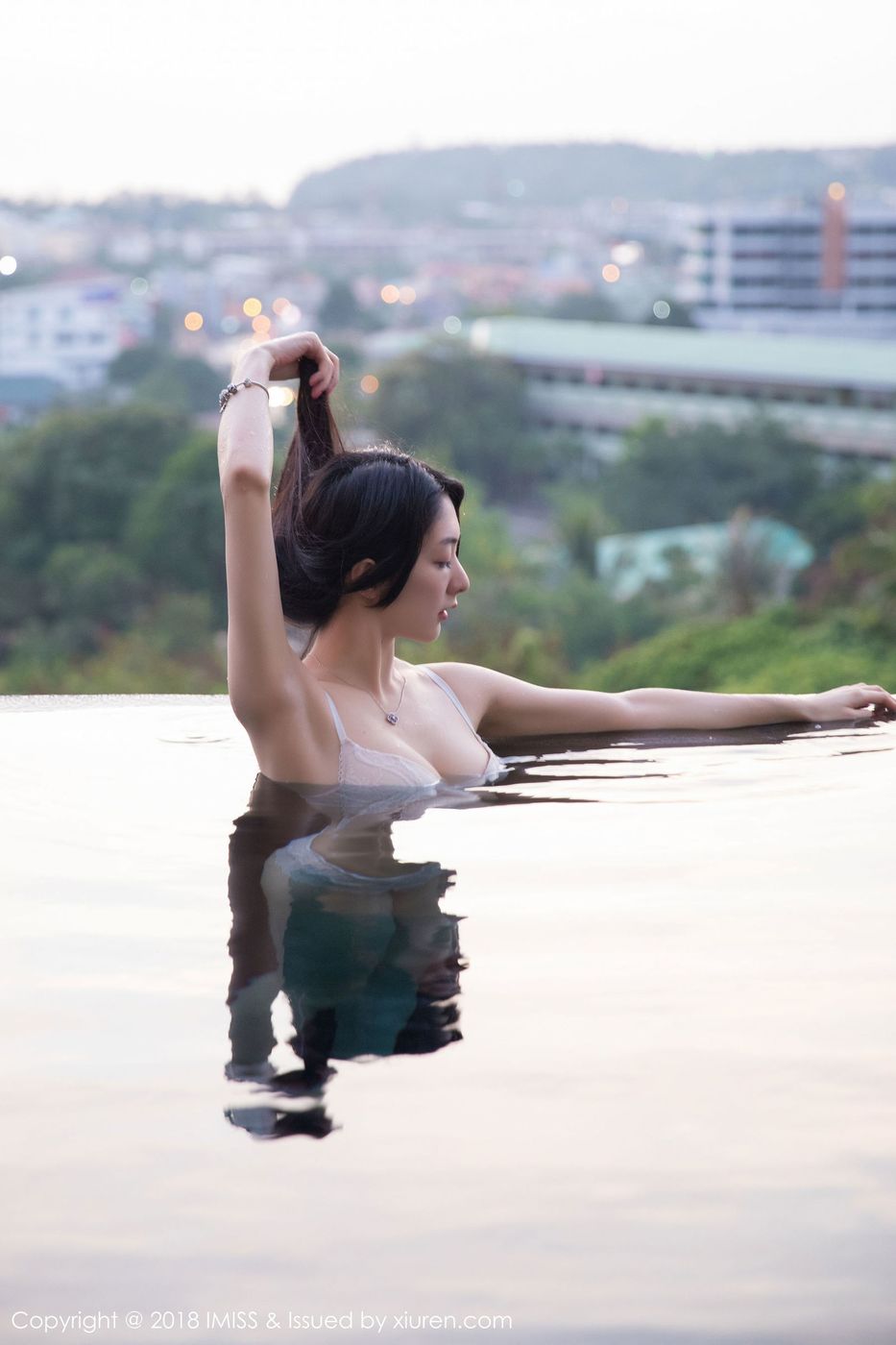 美女模特Angela小热巴凹凸身材泳池内衣湿身诱惑吉普岛旅拍写真