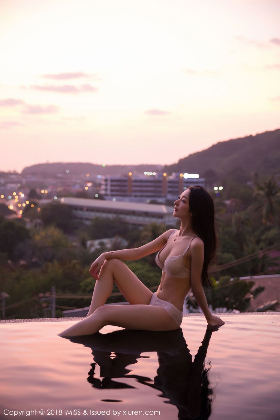 美女模特Angela小热巴凹凸身材泳池内衣湿身诱惑吉普岛旅拍写真